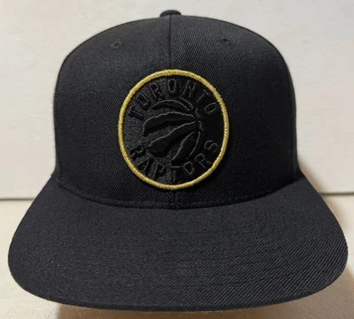 Chapéu Snapback Mitchell & Ness Toronto Raptors Preto/Dourado Mistura de Lã - Imagem 1 de 4