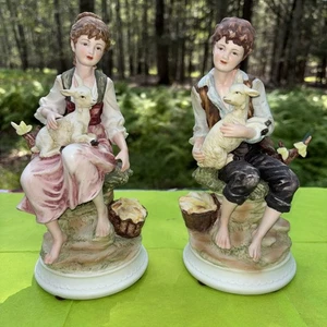 Juego de dos estatuillas Andrea by Sadek niña y niño sosteniendo corderos 8" Japón 6285 8285 - Imagen 1 de 16