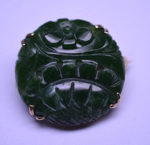 VINTAGE14K YELLOW GOLD ROUND CARVED JADE PIN FLOWER LEAF 1 INCH IN DIAMETER - Picture 1 of 5