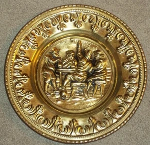 PLACA/BANDEJA DE METAL COBRE DECORATIVA VINTAGE, ESCENA DE BAR, DECORACIÓN DE CUEVA DE HOMBRE, 11 1/2" - Imagen 1 de 3