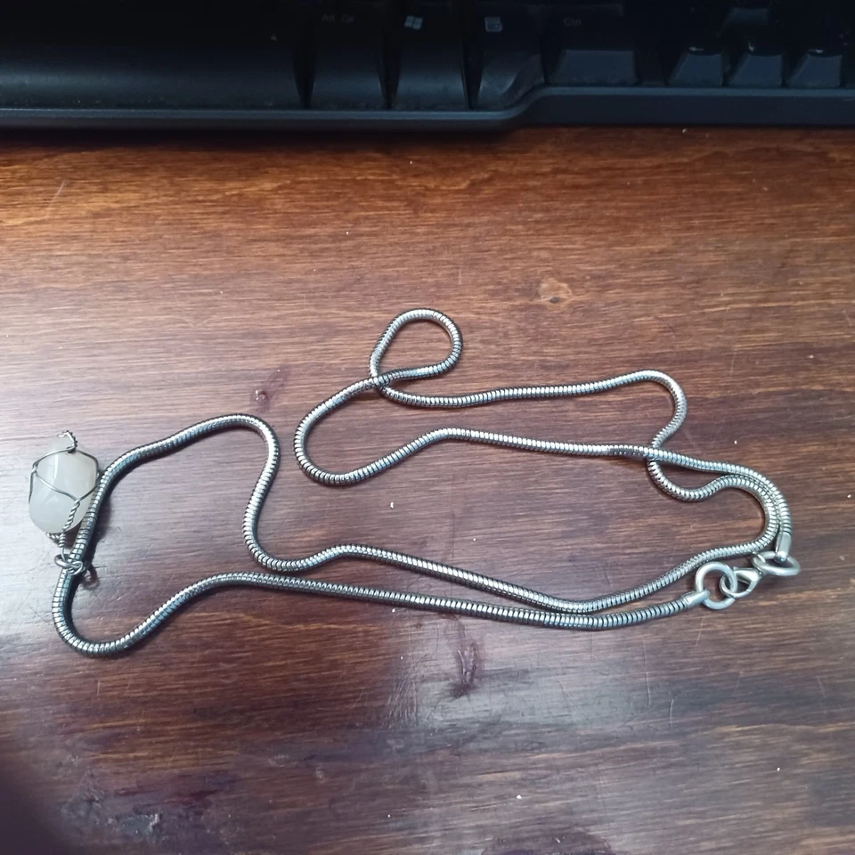 Collana ciondolo con pietra bianca - Immagine 1 di 1