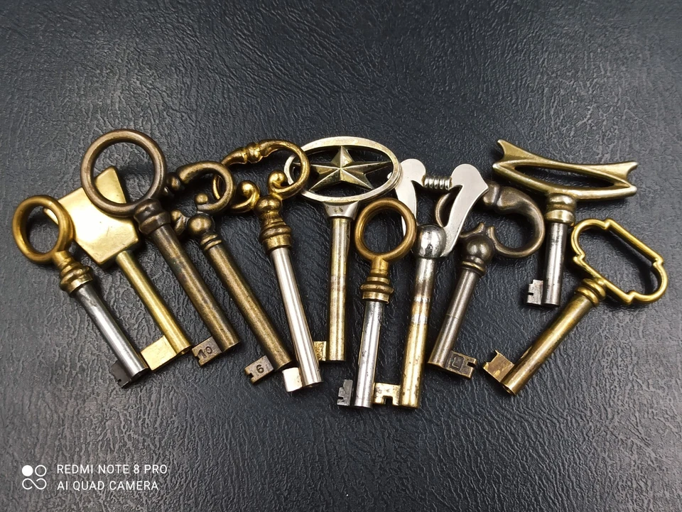 VINTAGE,Lot 11 anciennes clés,clef de meuble,commode,Buffet,placard,serrure,key - Photo 1/4