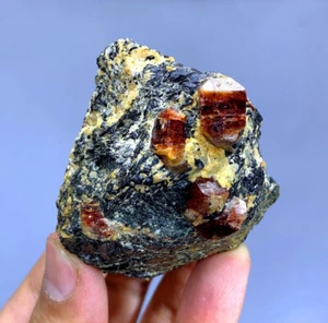 Zircone colore rosso naturale su matrice, cristalli di zircone, esemplare di zircone - 137 grammi - Foto 1 di 4