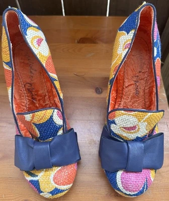 Irregular Choice, colorido floral, lazo azul, zapatos de salón, tacones Lucite, talla 10 de EE. UU. Foto 1 de 4