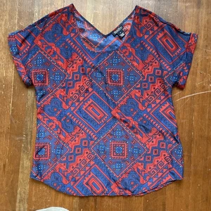 Lucky Brand Damen Gr. Medium Bluse Oberteil Pullover Rot Blau Geometrisches Muster A47 - Bild 1 von 5