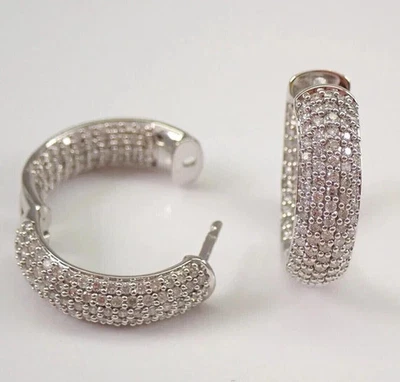 Pendientes de aro Huggie de moissanita real de 3 quilates con racimo enchapados en oro blanco de 14 quilates Foto 1 de 4