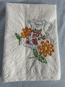 Handgefertigtes Mehlsacktuch mit orangefarbenen Blumen und Krug - Bild 1 von 3