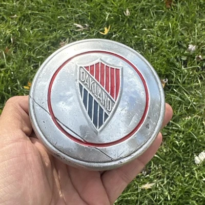 ✨Barn Find✨ OG 古董 1920 年代奥克兰螺纹中心轮毂盖 — 第 1/4 张图片