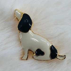 Broche prendedor de esmalte de perro manchado blanco negro firmado MCJ de colección - Imagen 1 de 2