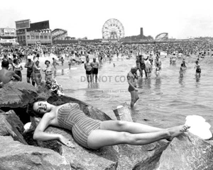 THE BEACH AT CONEY ISLAND IN NEW YORK CIRCA 1954 - 8X10 PHOTO (AA-927) - Picture 1 of 1