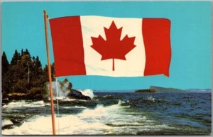 Postal de saludos de Canadá 1964 vintage "BANDERA NUEVA DE CANADÁ" escena costera sin usar - Imagen 1 de 2