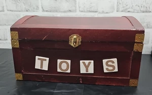 Caja de juguetes de escritorio de madera vintage 11,5x8x6" tapa con bisagras con letras blancas #1 - Imagen 1 de 24