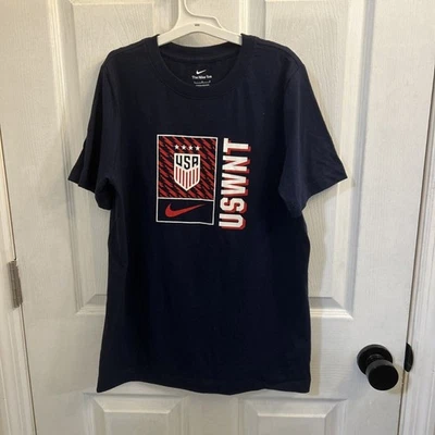 NUEVO CON ETIQUETAS Nike Juvenil USWNT 2023 Logo Azul Marino Camiseta Talla Grande Fútbol Unisex Foto 1 de 4