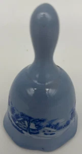 Campana de porcelana decorativa azul de 3" de granja de invierno - Imagen 1 de 8