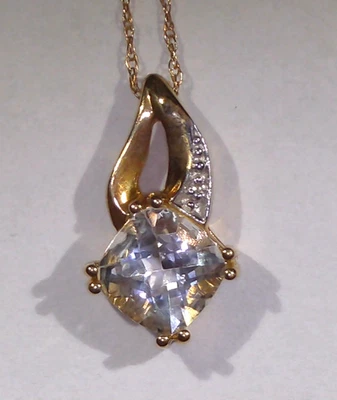 Topacio de corte cojín blanco de oro amarillo de 10 quilates de 2,25 quilates y cuello colgante con detalles de diamantes de 0,01 quilates Foto 1 de 4