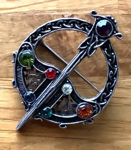 SCHÖNE BROSCHE IM KELTISCHEN STIL MIT FARBIGEM STRASS GLITZER HERVORRAGENDER ZUSTAND COND. - Bild 1 von 2