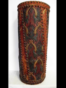 fantastischer antiker Schirmständer-Spazierstockständer-aus Holz+geprägtem Leder