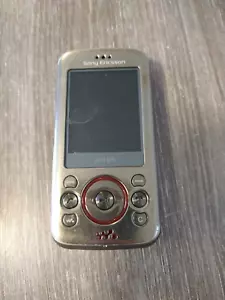 Telefono cellulare Sony Ericsson W395 (sbloccato tranne 3 reti) *NO BATTERIA* GRADO C - Foto 1 di 8