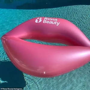 Lisa Rinna Beauty Piscina Flotante LABIOS Grandes - Imagen 1 de 2