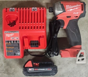 Milwaukee M18 FUEL SURGE 1/4" Destornillador de Impacto con Batería 2aH Modelo # 2760-20 - Imagen 1 de 2