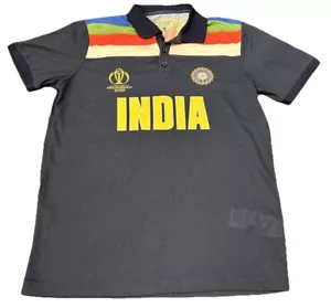Maglia Maglietta Ufficiale Fanatici India 2019 Cricket World Cup ODI PICCOLA Retro 1992 - Foto 1 di 15