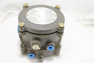 Dwyer 1950P-2-2F Explosion-Proof Differential Pressure Switch – 0.5–2.0 psi - Image 1 of 4