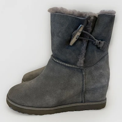 NUEVAS $150 UGG Clásicas Mujer Botas de Cuña Palanca Gris Carbón Para Mujer US7 Foto 1 de 4