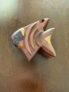Madera tallada a mano en forma de pez - Cuenco/plato de baratija con tapa tallada de colección raro - Imagen 1 de 3