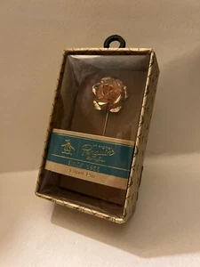 NIB Original Penguin Munsingwear Boutonniere Gold Flower - Picture 1 of 6