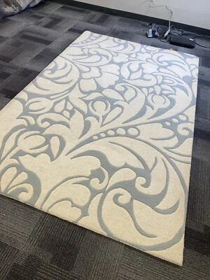 Beautiful Transitional Thick Hand Tufted  Area Rug Floral Design 5' X 8' - Image 1 of 4