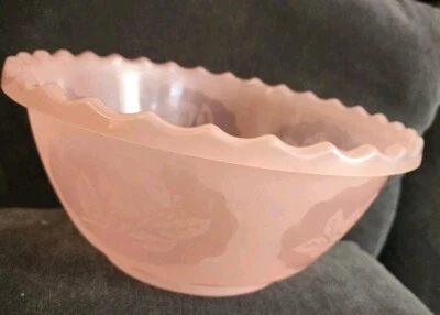 Винтажная пластиковая сервировочная/смешивающая чаша 13 дюймов с розовым тиснением и зубчатыми краями - Изображение 1 из 4