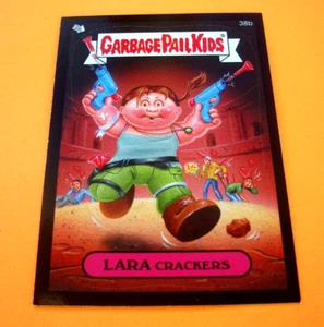 2014 Garbage Pail Kids primera serie borde negro "LARA CRACKERS"" #38b pegatina - Imagen 1 de 1