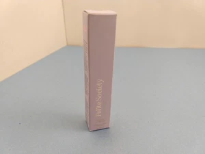 Polite Society - Polite Pout Glossy Lip Balm - Crema al cocco - 0,5 once - Nuovo con scatola - Foto 1 di 6