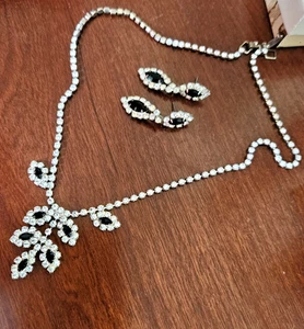 Set aus Halskette und Ohrringen mit Strass und schwarzem Stein Blattmuster - Bild 1 von 8