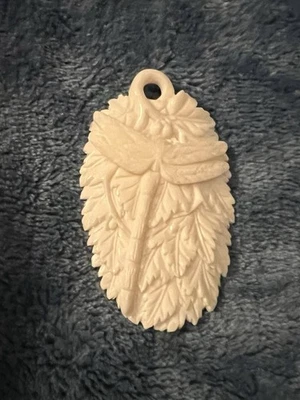 Hermoso colgante libélula tallada con cuerno de ciervo Foto 1 de 4