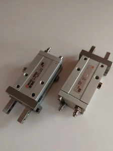 Lot of 2 MHZ2-10DW Pneumatic Parallel Type AIR Gripper PRESS 0.2 ~ 0.7 MPa - Picture 1 of 5