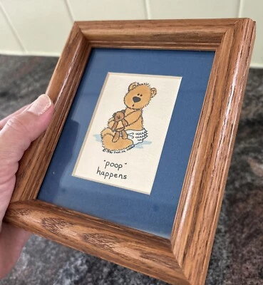 Oso de peluche vintage Poop Happens Judith Nemo pequeño arte enmarcado baño infantil Foto 1 de 4