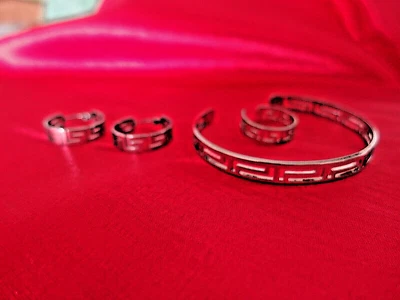 Konvolut 4 teiliges Mode Schmuck Set silberfarbig Ohrringe Ring, offener Armreif - Bild 1 von 4