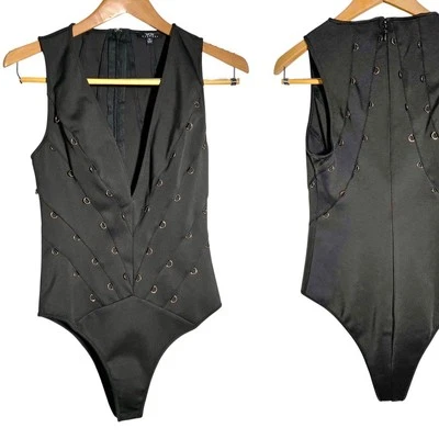 WOW Couture: Body elástico con detalle de cadena de eslabones de ojales profundos: M Foto 1 de 4