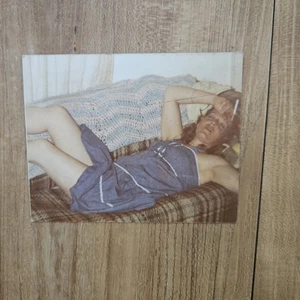 FOTO VINTAGE ANNI 70 BELLA BIONDA AMERICANA DONNA UBRIACA SVENUTA CON CIGERETTE - Foto 1 di 4