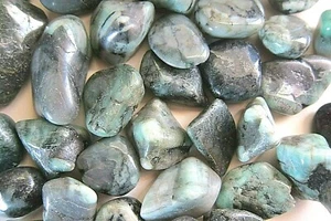 Three Emerald Tumbled Stone B Grade 25-30mm Healing Crystals Heart Chakra Wealth - Picture 1 of 5