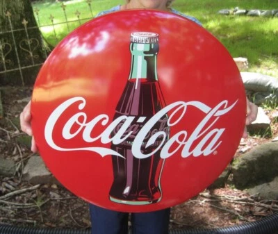 Letrero grande de 16" con botón de cúpula de metal de Coca Cola publicitario de Coca-Cola Foto 1 de 4