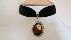 Schwarzer Samt Sugar Skull mit roter Rose Halsband Gothic, wählen Sie Ihre Halsgröße - Bild 1 von 2