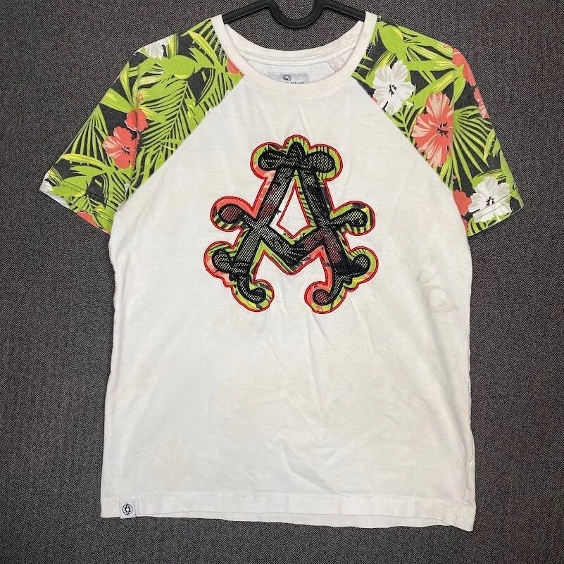 Camiseta Akademiks Juvenil Grande Blanca Bordada Informal Logo Tropical HipHop  Foto 1 de 4