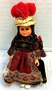 Muñeca étnica folclórica vintage de plástico duro europea húngara? Disfraz tradicional - Imagen 1 de 5