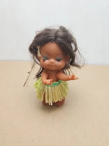 Vintage Anekona Hawaii Hula Girl bambola Hong Kong gonna erba 5" Aloha - Foto 1 di 15