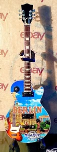 Mini guitarra Hard Rock Cafe 2017 9,5"" de alto City con soporte y caja - Imagen 1 de 7