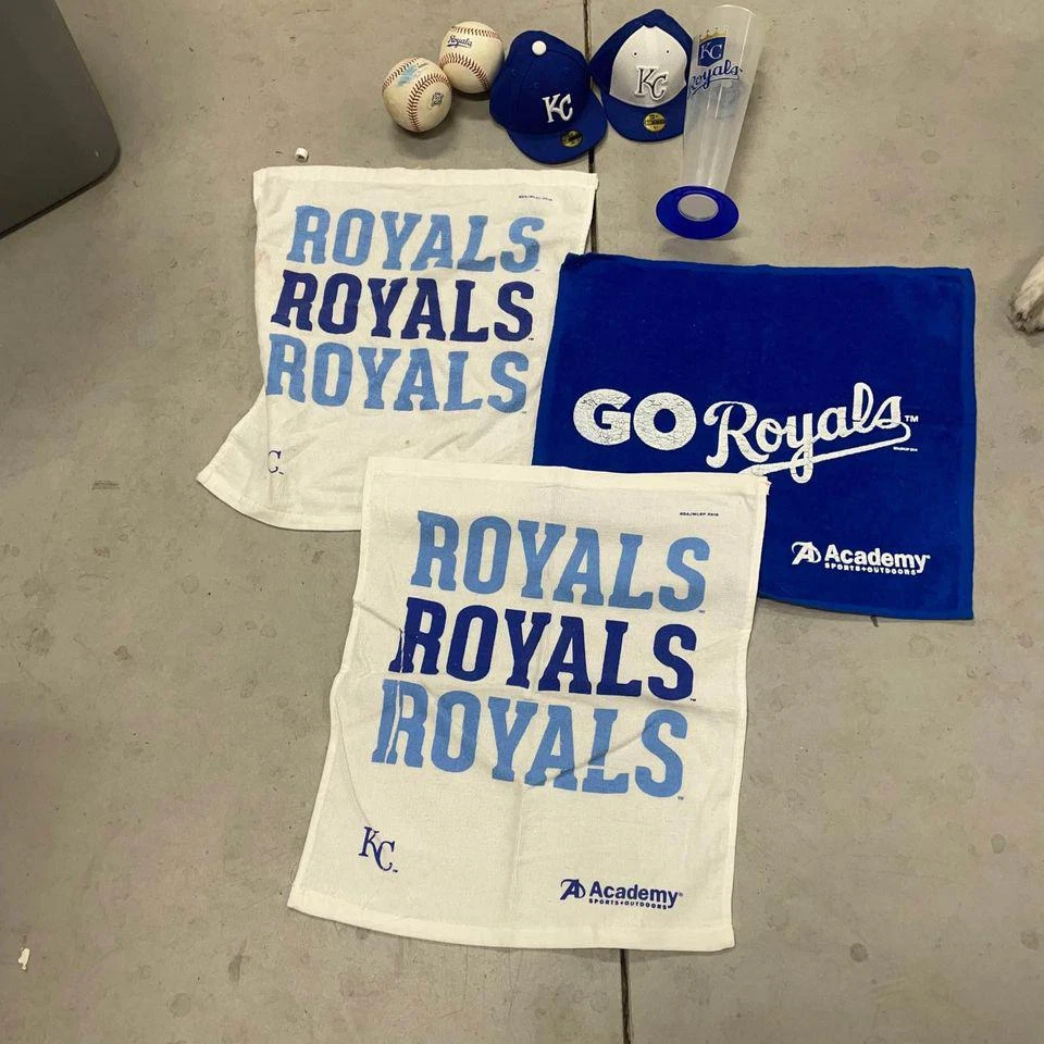 Juego de 8 toallas de béisbol KC Kansas City Royals sombreros taza postemporada hombre cueva botín Foto 1 de 4