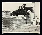 Photo vintage années 1950 Pomona CA cheval équestre sautant cavalier cavalier clocher