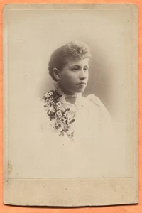 Tarjeta de gabinete antiguo retrato de una mujer joven alrededor de 1890 - Imagen 1 de 2
